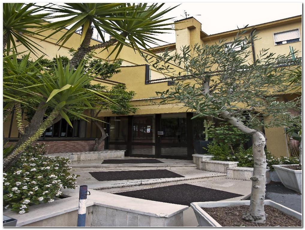 Hotel Veronese Cerignola Dış mekan fotoğraf